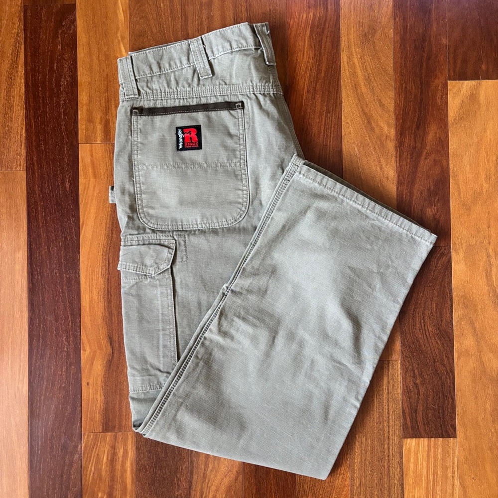Wrangler Riggs Workwear Cargo Pant; in the color ‘bark’; Size 38x31” inseam